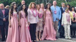 Илияна Йотова в Казанлък: Маслодайната роза е най-красивата емблема на България (снимки)