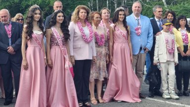 Илияна Йотова в Казанлък: Маслодайната роза е най-красивата емблема на България (снимки)
