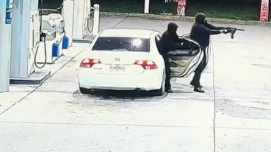 Нападатели убиха "по погрешка" невинна жена с 80 куршума в САЩ (видео)