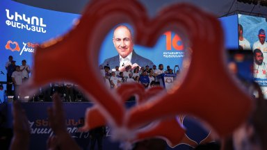 Пашинян остава на власт в Армения, прави еднопартиен кабинет, праща на съд опозицията