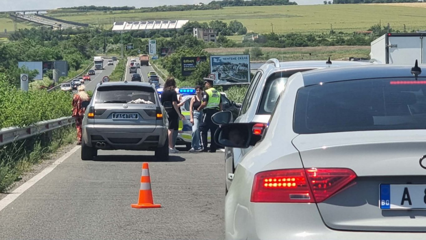 Четирима пострадаха при верижна катастрофа на входа на Бургас