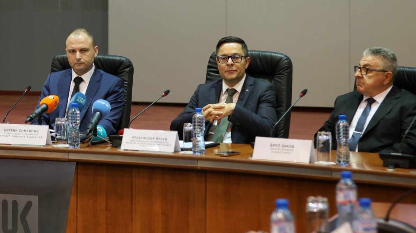 Правителството представи нов особен управител на „Лукойл България“