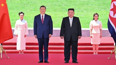 С пищна церемония Ким Чен-ун и съпругата му посрещнаха Си Цзинпин в Пхенян (снимки/видео)
