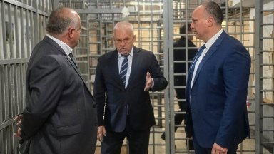 Зам.-правосъдният министър Станев влезе в затвора във Варна на проверка (снимки)