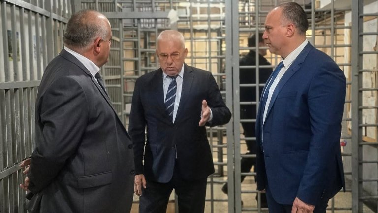 Зам.-правосъдният министър Станев влезе в затвора във Варна на проверка (снимки)