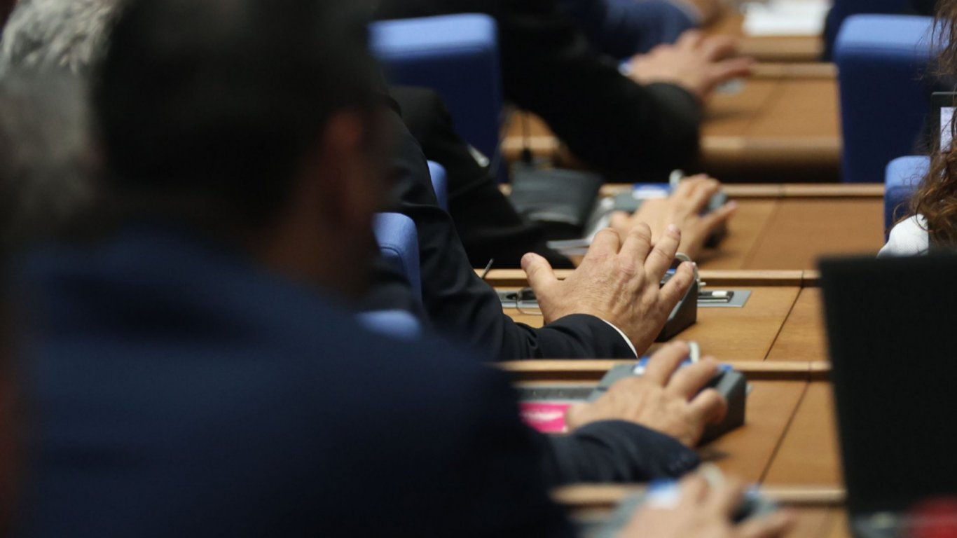 Парламентарната група Прогресивна България обяви решението си да замрази месечните