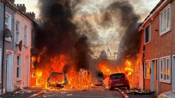 След погрома в Белфаст: Опожарени къщи и коли заради нападението от мигрант (снимки)