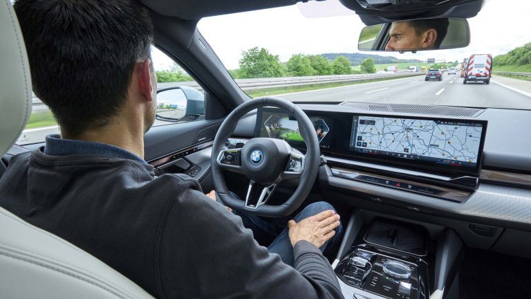 Водачите на BMW често шофират без ръце на аутобаните в 20 държави