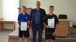 Наградиха двама ученици, намерили и върнали портфейл с пари и документи (снимки)