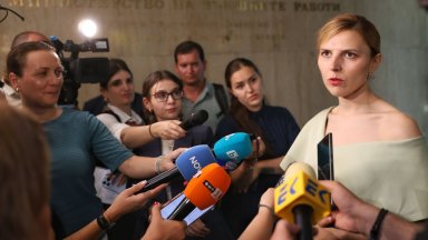 Външната министърка: Посланик Митрофанова дойде в МВнР, но аз нямах среща с нея