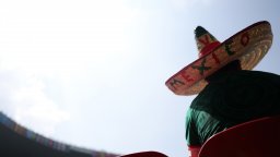 Тръпка за Мондиал: Хиляди вече изпълват "Ацтека" на фона на протести в Мексико Сити