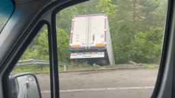 ТИР се преобърна в канавка на магистрала "Хемус" край "Витиня" (видео)