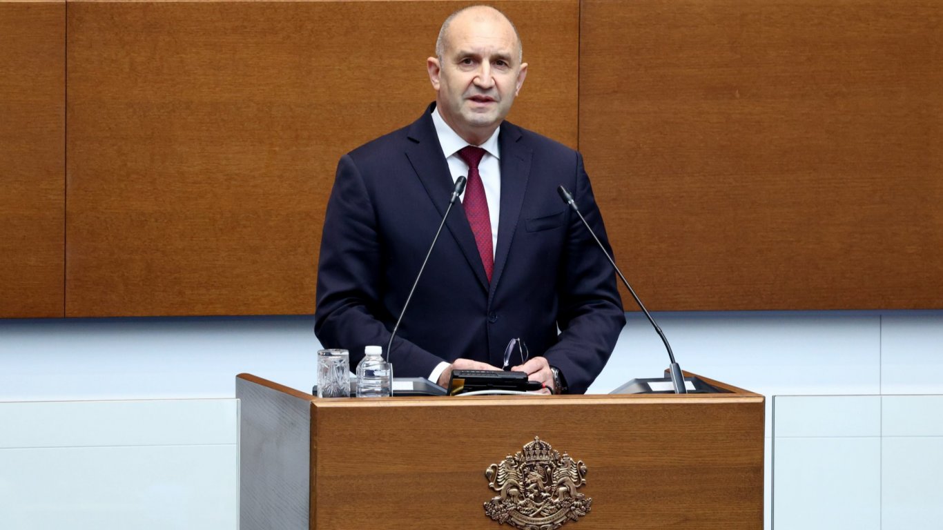 Президентът Румен Радев критикува публичните финанси и проекта за язовир „Места“ в Народното събрание
