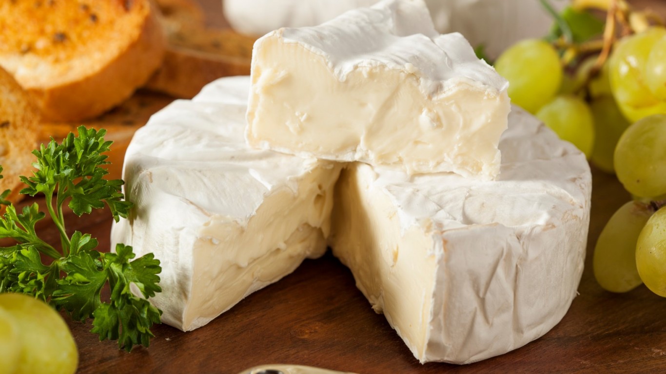 Сиренето Бри френски мек сиренен продукт с бяла плесен е