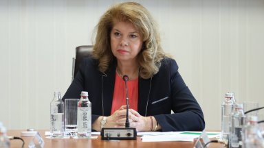 Йотова: Палежът на дипломатически автомобили в Скопие е недопустимо посегателство