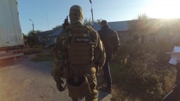 Уолтър Неш е успешен бизнесмен, не познава престъпния свят, докато ФБР не се появява в дома му (откъс)