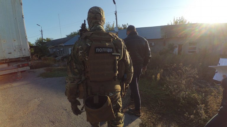 Уолтър Неш е успешен бизнесмен, не познава престъпния свят, докато ФБР не се появява в дома му (откъс)
