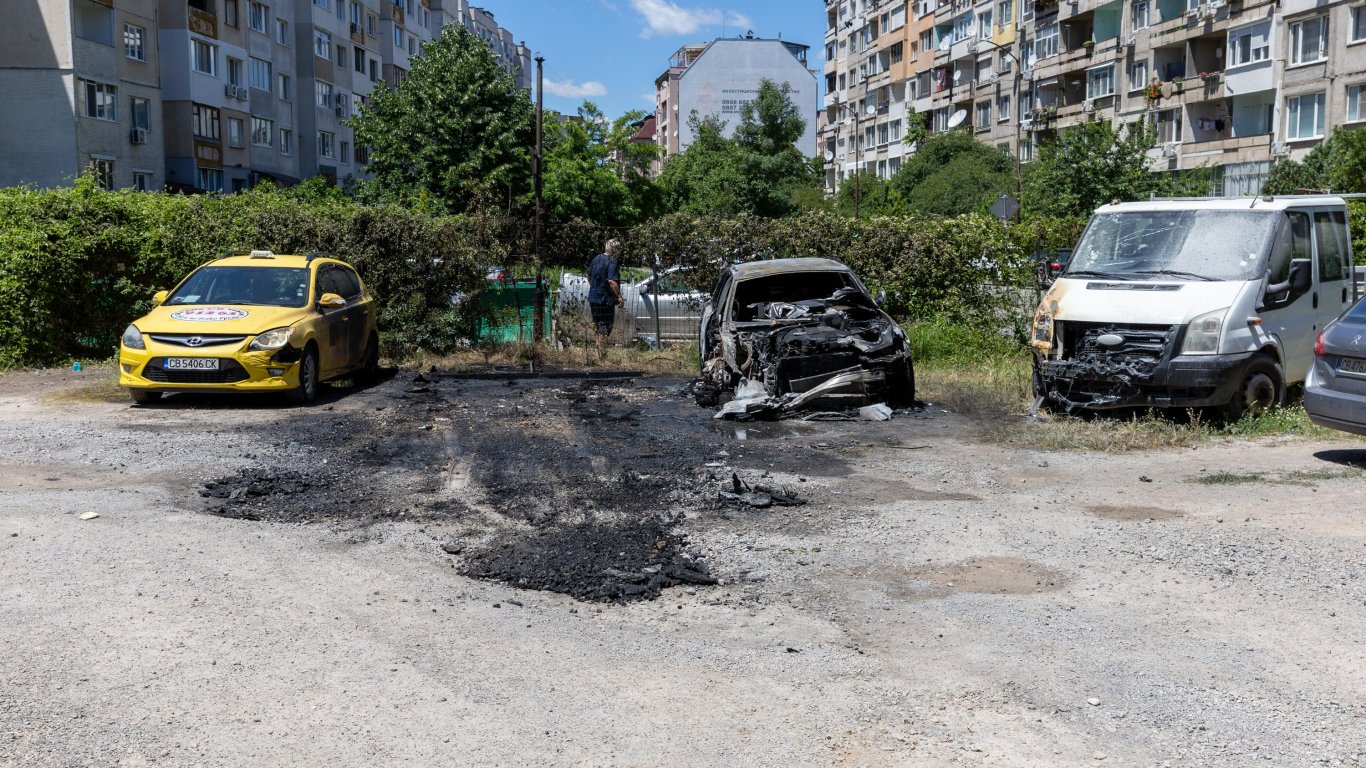 Шест автомобила сред които и специализиран автомобил на Пътна помощ
