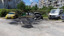 Кола на "Пътна помощ" и още 5 автомобила са изгорели в столичния квартал "Надежда" (снимки)