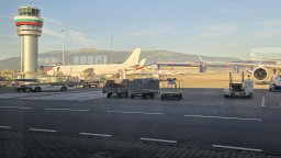 Аварирала машина на пистата блокира за три часа летището в София (снимки)