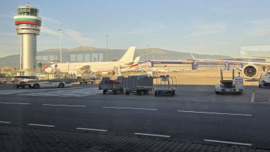 Аварирала машина на пистата блокира за три часа летището в София (снимки)
