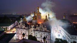 Пожар в прочутата Киево-Печорска лавра след руски въздушни удари (снимки/видео)