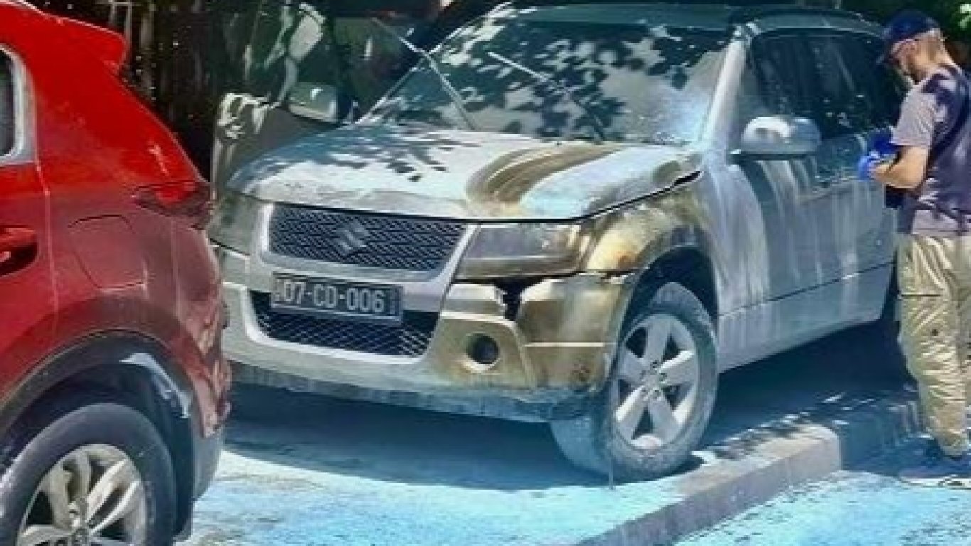 На 15 юни 2026 година рано сутринта два служебни автомобила