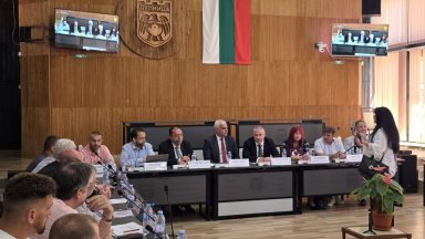 Кметове и депутати обсъдиха ефекта от енергийния преход върху икономиката на Кюстендилско