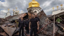 Зеленски се изкачи на покрива на Киево-Печорската лавра (снимки/видео)