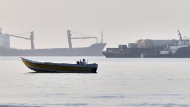 "Не се опитвайте да преминавате": Американската блокада на Ормузкия проток засега остава