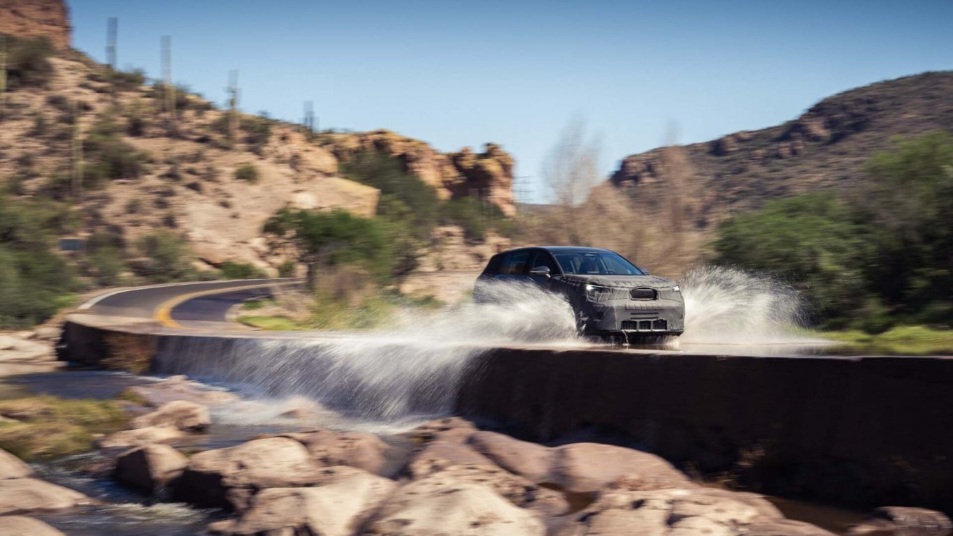 Новият електрически SUV модел Skoda Peaq е преминал през интензивна