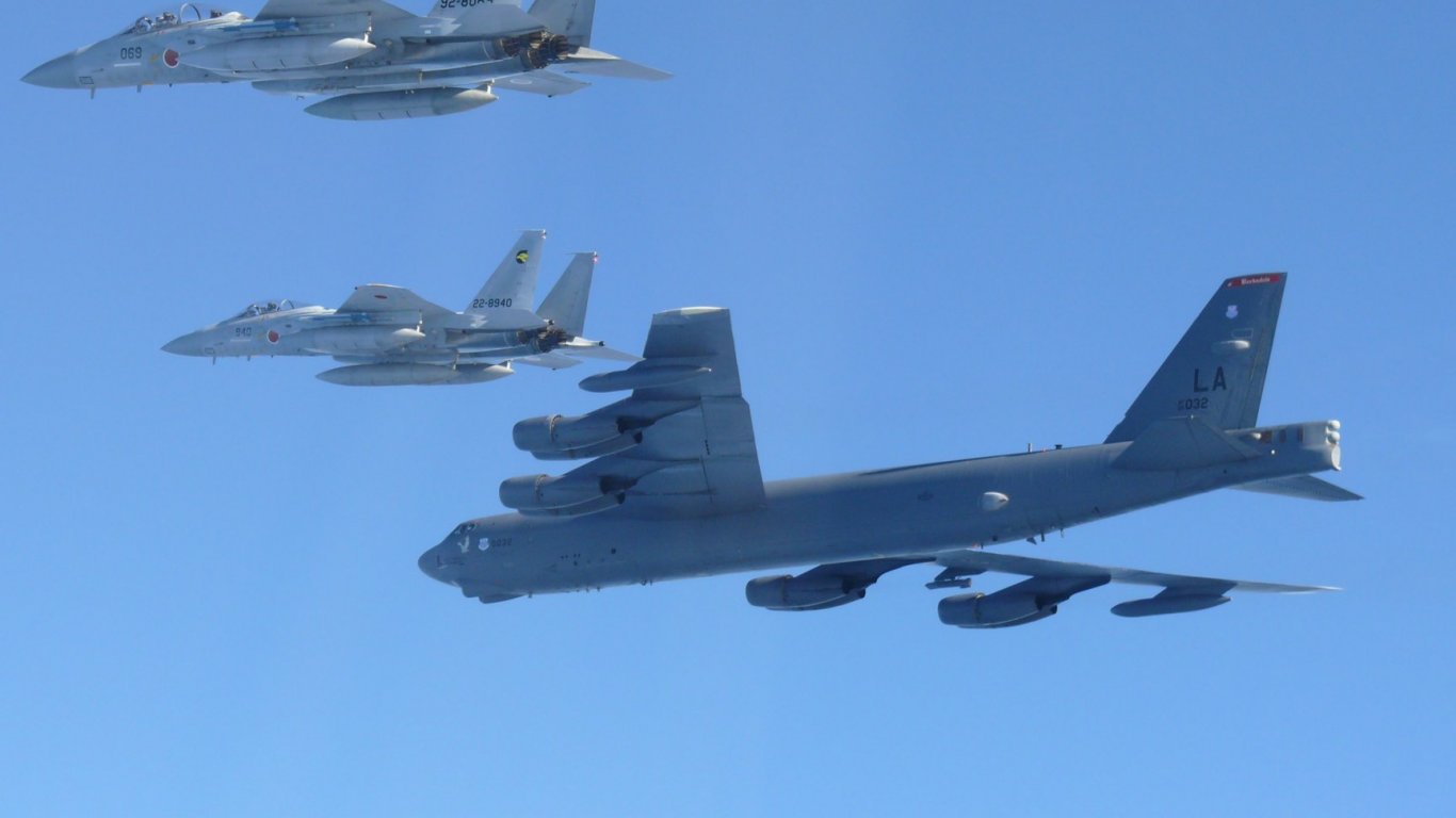 Осемчленният екипаж на стратегически бомбардировач Boeing B 52 Stratofortress се