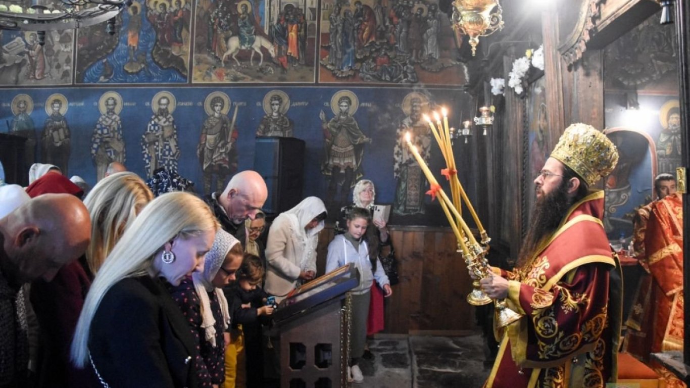 Сливенска митрополия разясни казуса с украински свещеници в черноморски храмове