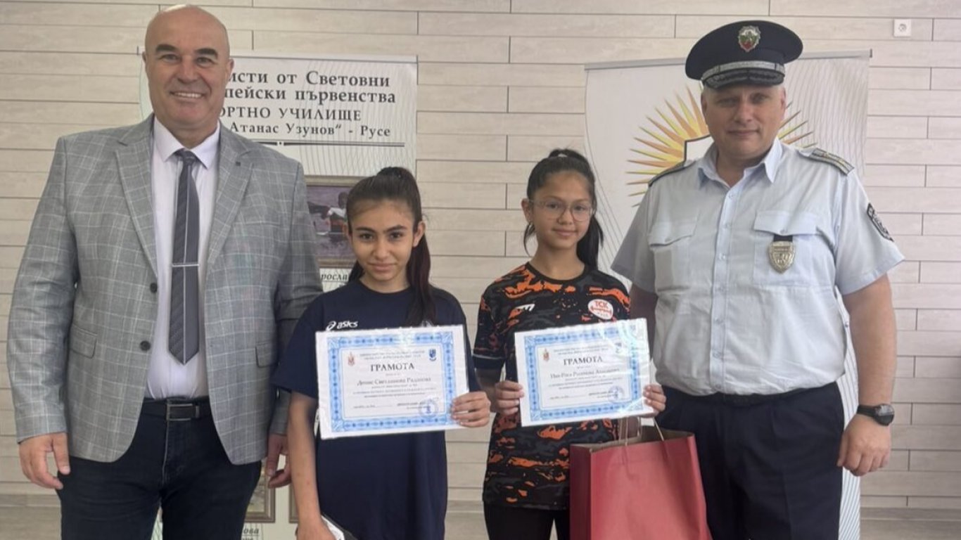 Русенски ученици получиха признание от полицията за връщане на изгубени вещи
