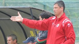Култ от европейските архиви: "Червените" пак ще мерят денивелацията на "кривата поляна"