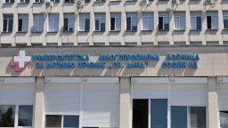Лекари се борят за живота на тримата работници на АПИ, блъснати край Ботевград