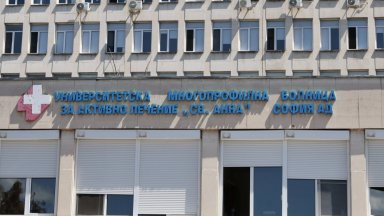 Лекари се борят за живота на тримата работници на АПИ, блъснати край Ботевград