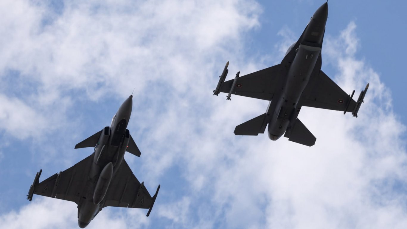Български F-16 и унгарски Gripen проведоха съвместни въздушни учения