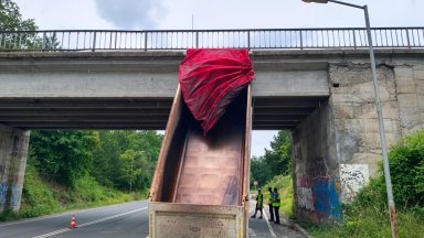 Вдигнат кош на самосвал се вряза в моста на пътния възел за Китен (снимки)