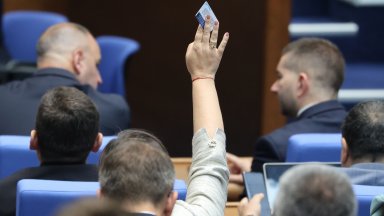 Депутатите замразиха заплатите си на €4236 с пълно мнозинство