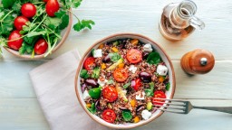 Салата с киноа, сирене и чери домати
