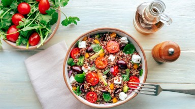 Салата с киноа, сирене и чери домати