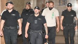 Арестувани от "Калашниците" возели проститутки с нелегални таксита, отричат да са сводници