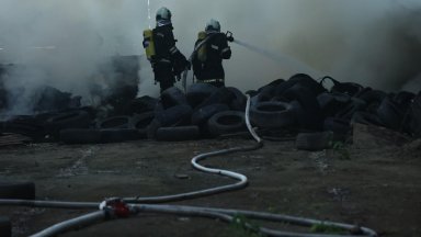 Изоставено хале със стари автомобилни гуми пламна в столичния квартал "Дружба" (снимки)