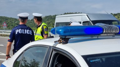 14-годишно дете е в тежко състояние след челен удар край Луковит, спряха движението