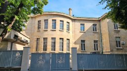 Заградиха Съдебната палата в Русе с ажурна ограда (снимки)