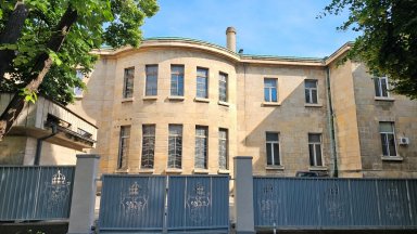 Заградиха Съдебната палата в Русе с ажурна ограда (снимки)