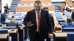 Пеевски сигнализира, че натискали кметове за "кошаревски свидетели" срещу него