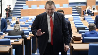Пеевски сигнализира, че натискали кметове за "кошаревски свидетели" срещу него