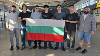 Български ученици се прибраха с четири медала от Европейската олимпиада по физика в Швеция